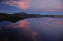 Um fim de tarde com luzes e cores incríveis no Crater Lake, no sul do Oregon, estado da costa oeste dos Estados Unidos